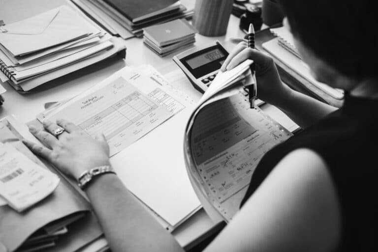 Steuerblog Asian Woman Paperwork